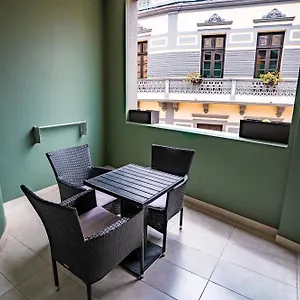 El Puente -airport Apartment